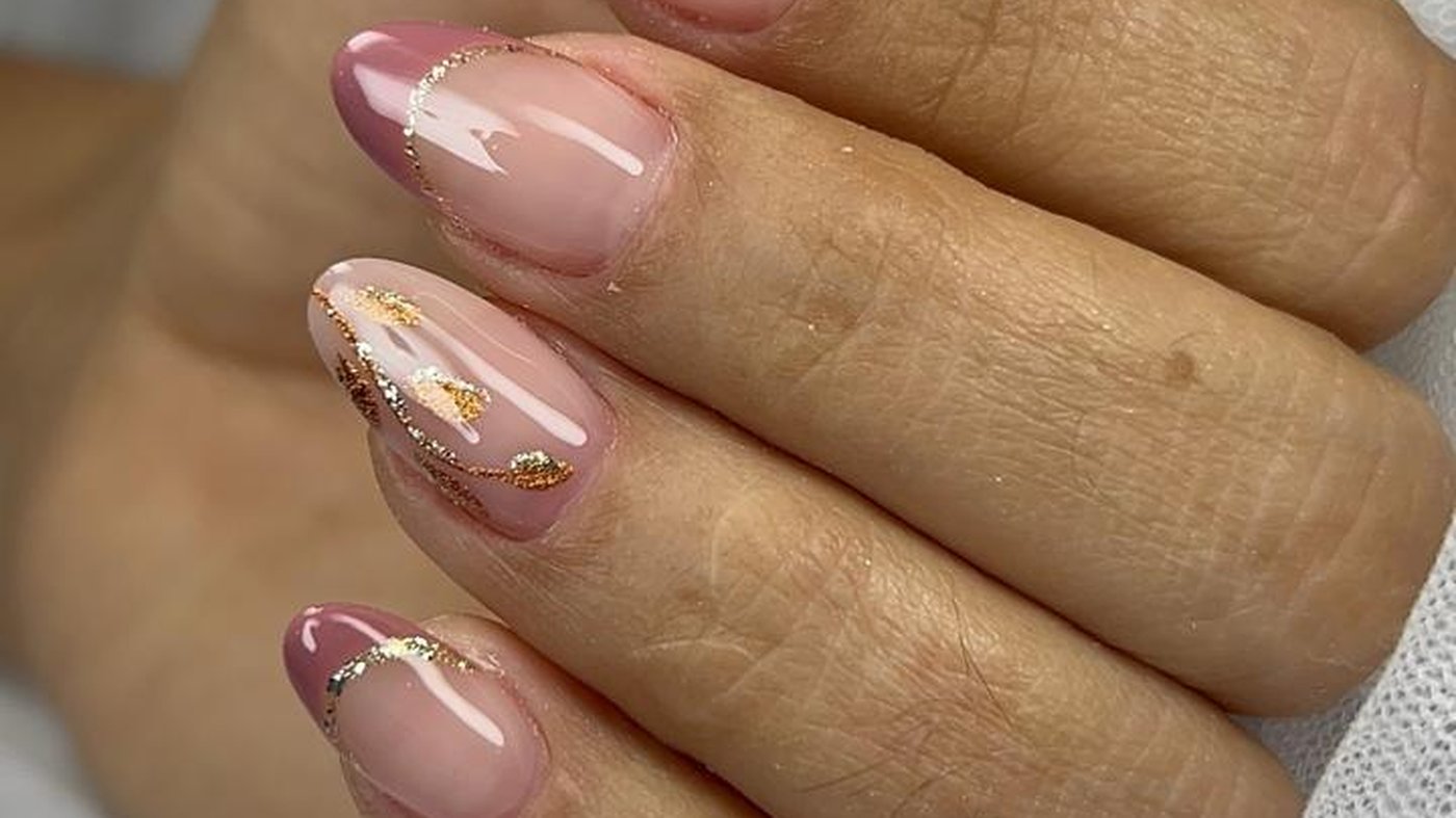 Alongamento em amêndoa com francesinha rosa e dourada