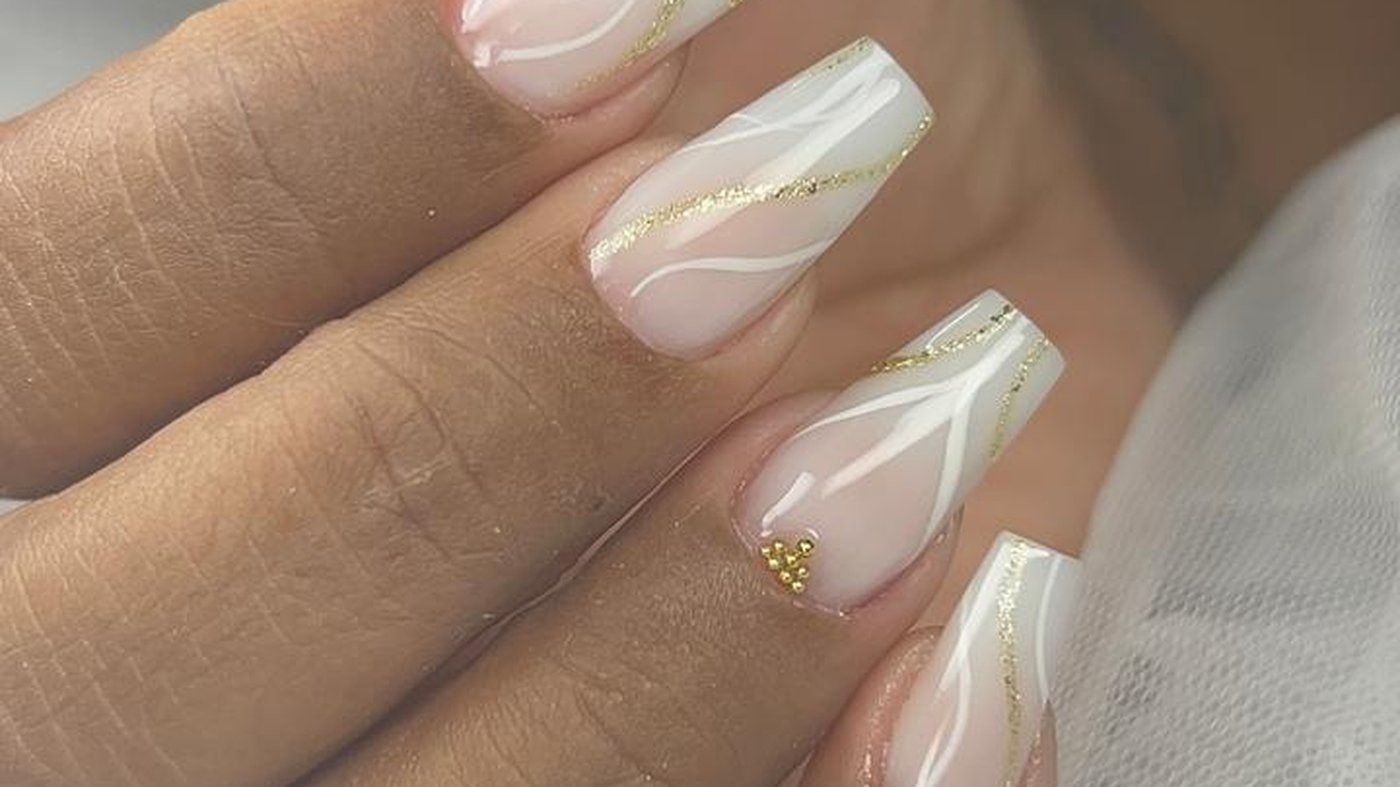 Alongamento quadrado longo estilo coffin com nail art branca e dourada
