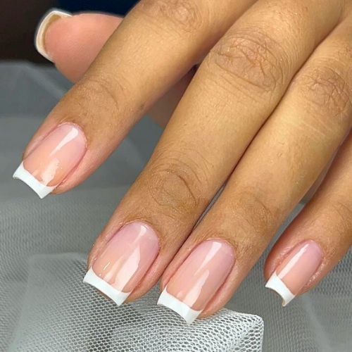 Alongamento de unha com acabamento natural, trabalho de Nara Costa
