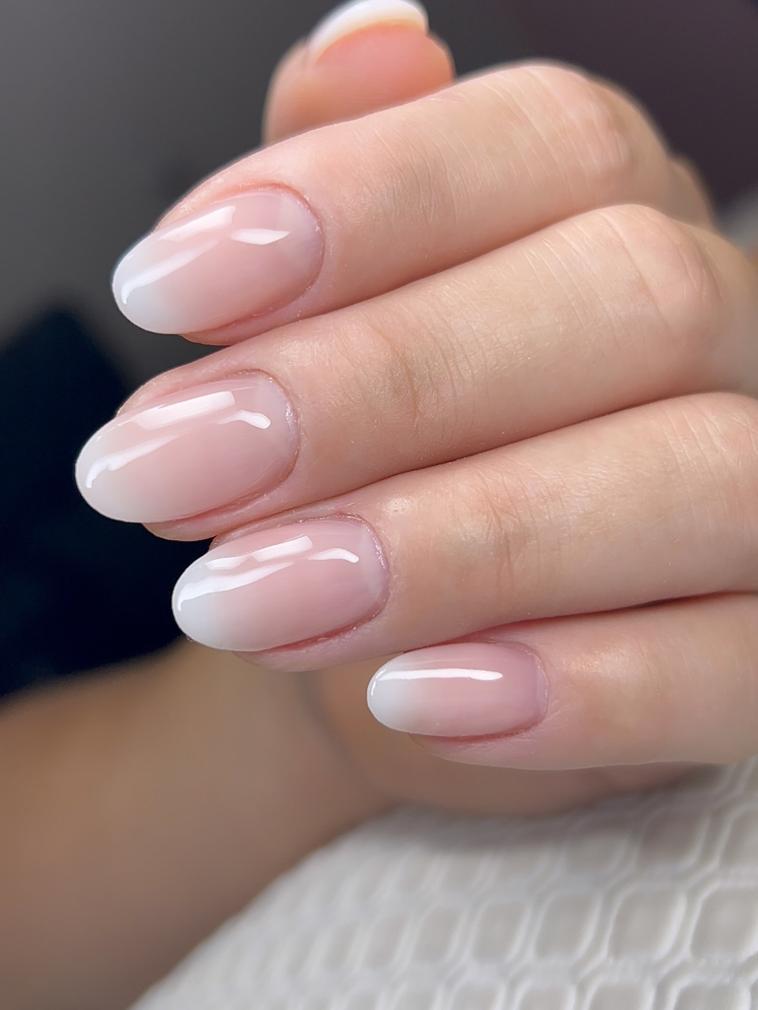 Nail design em unha curta, formato amêndoa, trabalho de Nara Costa Designer